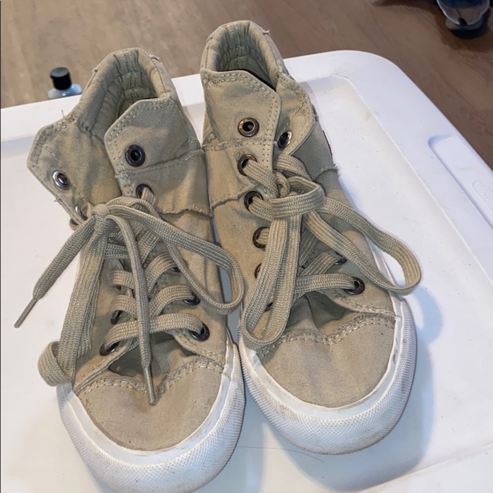 Lace up shoes